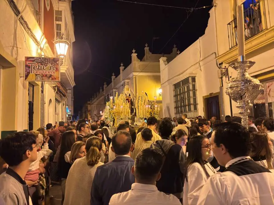 Traslado y besamanos de la Virgen de la Esperanza. | Aurora Mar&iacute;n