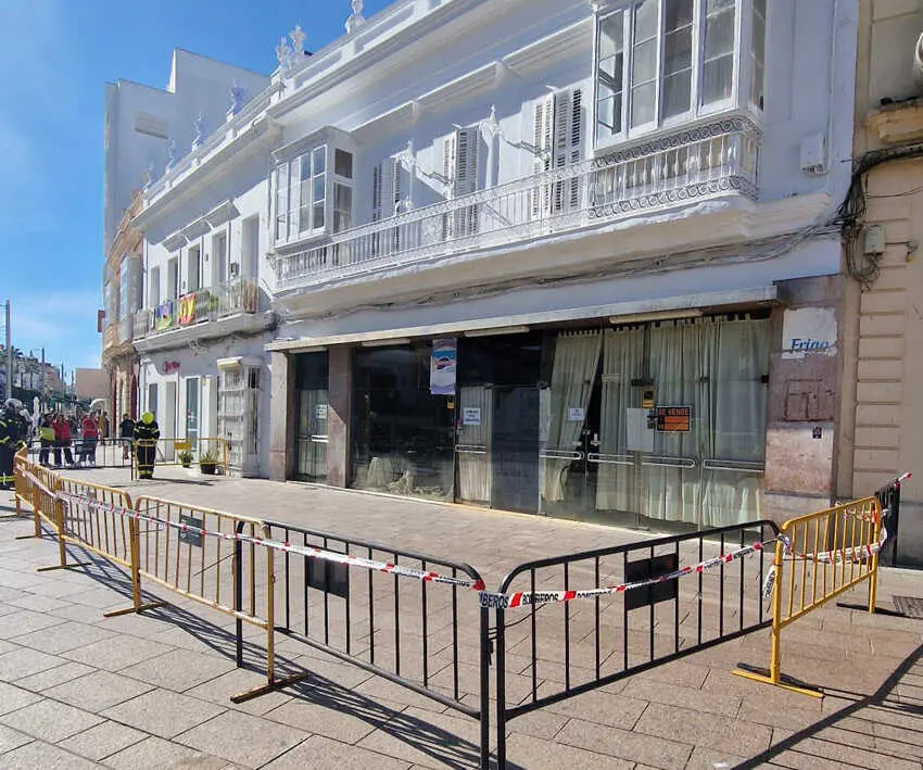 Los agentes han acordonado todo el per&iacute;metro de la finca | Informaci&oacute;n