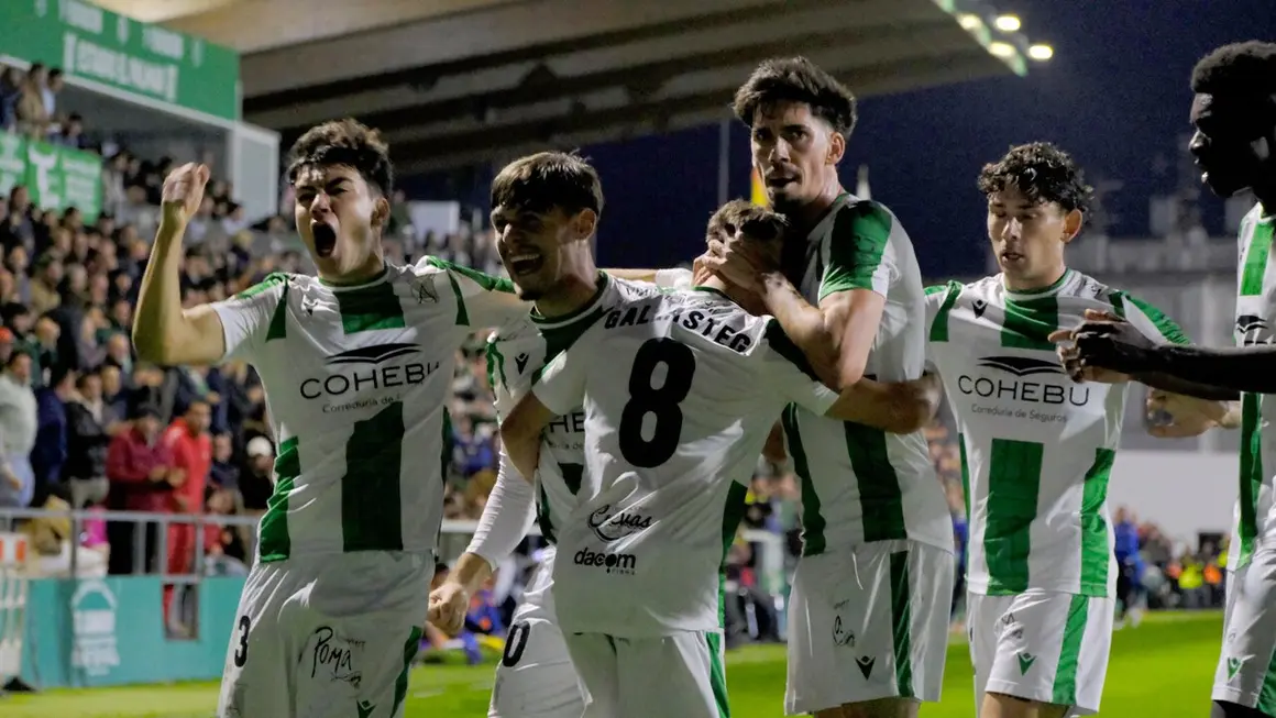 Los jugadores verdiblancos celebran el gol del empate./NICO