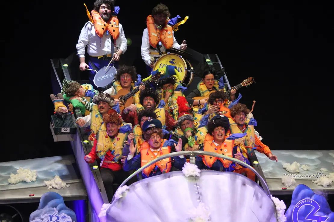 Chirigota 'Seguimos cayendo mal' en Cuartos de Final del COAC 2026. | &Aacute;lvaro Geneiro