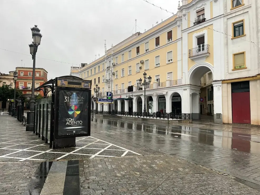 La plaza Esteve, sin transporte p&uacute;blico ni viandantes. | Carmona Otero.