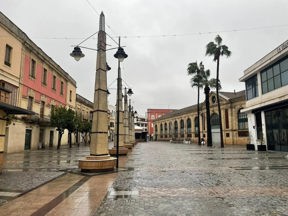 Do&ntilde;a Blanca, absolutamente vac&iacute;a y con la plaza de abastos cerrada. | Carmona Otero.