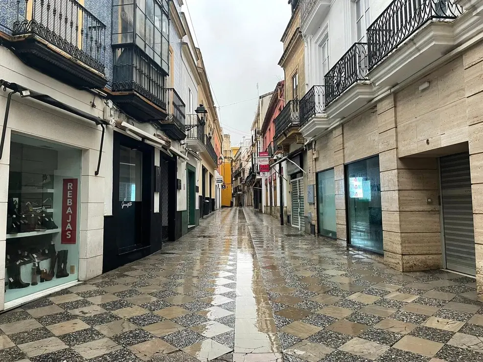 La calle Algarve, sin actividad alguna. | Carmona Otero.
