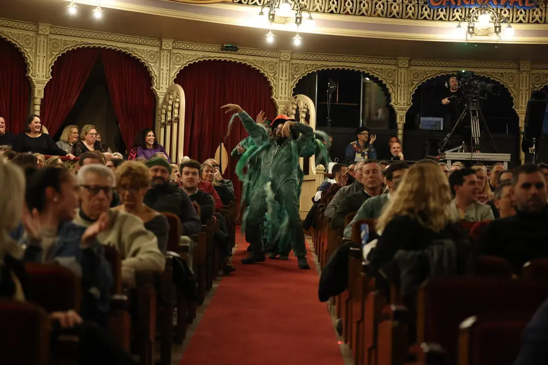 Chirigota 'L@s quince en las algas' en Cuartos de Final del COAC 2026. | Ra&uacute;l Albera