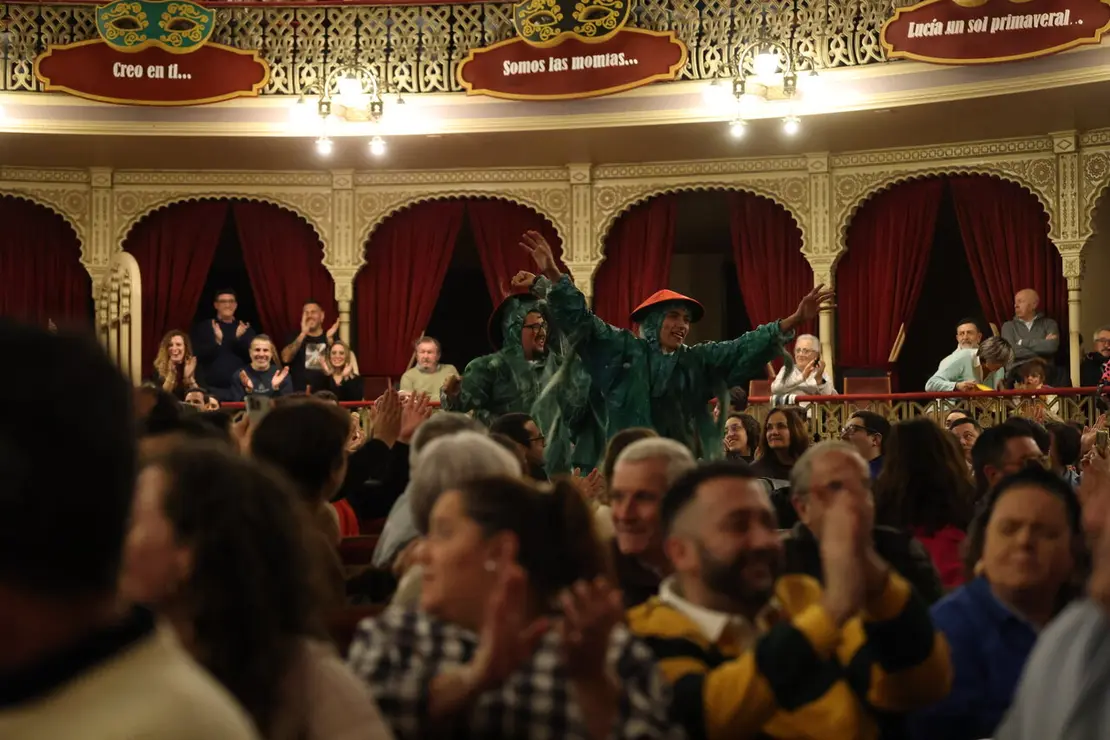 Chirigota 'L@s quince en las algas' en Cuartos de Final del COAC 2026. | Ra&uacute;l Albera
