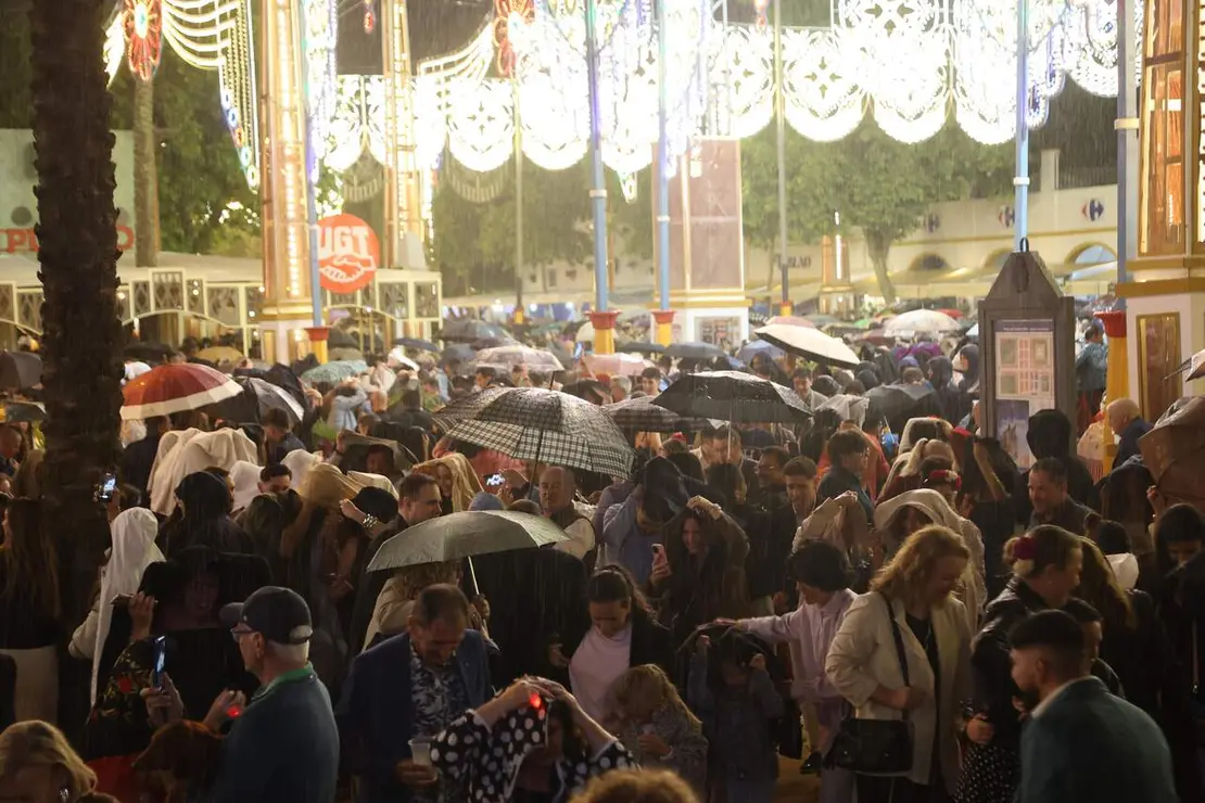 Paraguas en el encendido de la Feria del Caballo. |  M.A.