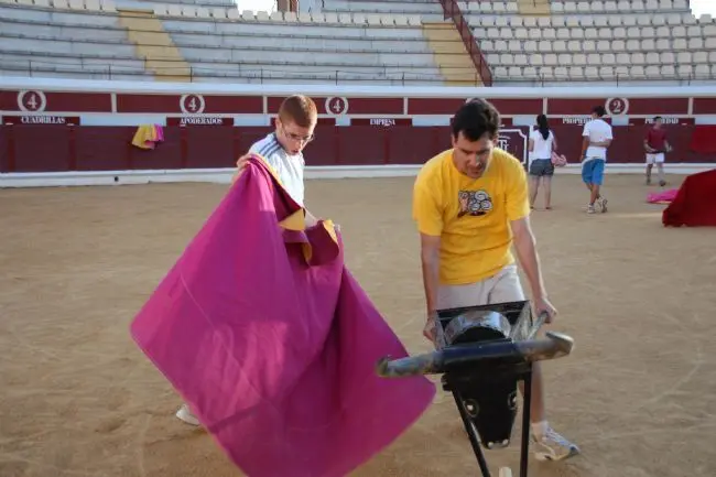 Los alumnos se re&uacute;nen en la Plaza de Toros de Lucena. - Alba.