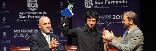 Emilio Morenatti muestra el premio ganado a ley por su trabajo - A. Atienza