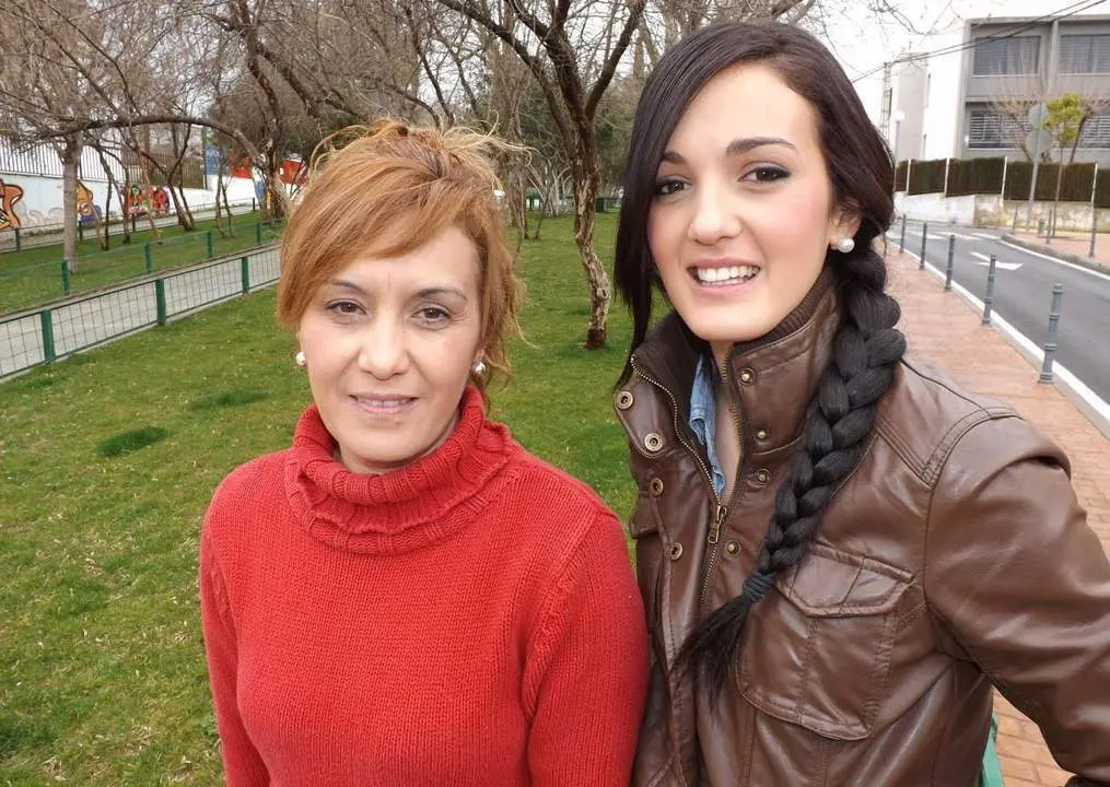 Antonia Arroyo y su hija Mar&iacute;a del Carmen G&oacute;mez junto a su casa de Ja&eacute;n. - VIVA JA&Eacute;N