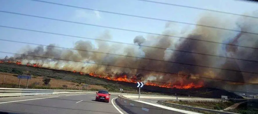Incendio en La L&iacute;nea. - AI