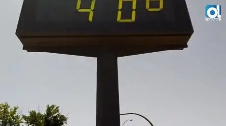 En Sevilla, a m&aacute;s de 42 grados, mejor por la sombra
