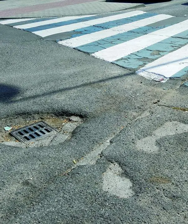 Paso de peatones en mal estado - B. G. S.