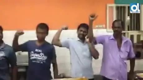 Pablo R&aacute;ez recibe un v&iacute;deo de apoyo desde la India