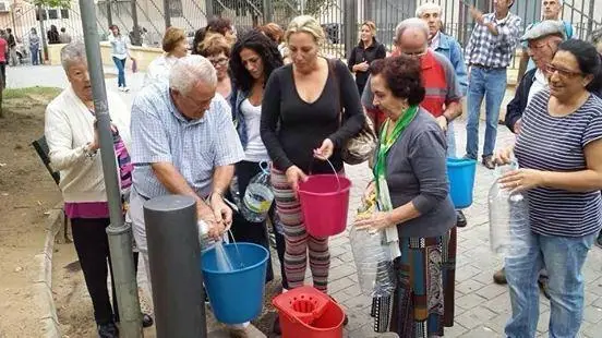 Vecinos se abastecen de agua - L. V