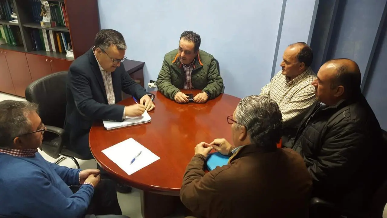 Gavino con representantes de gr&uacute;as - AI