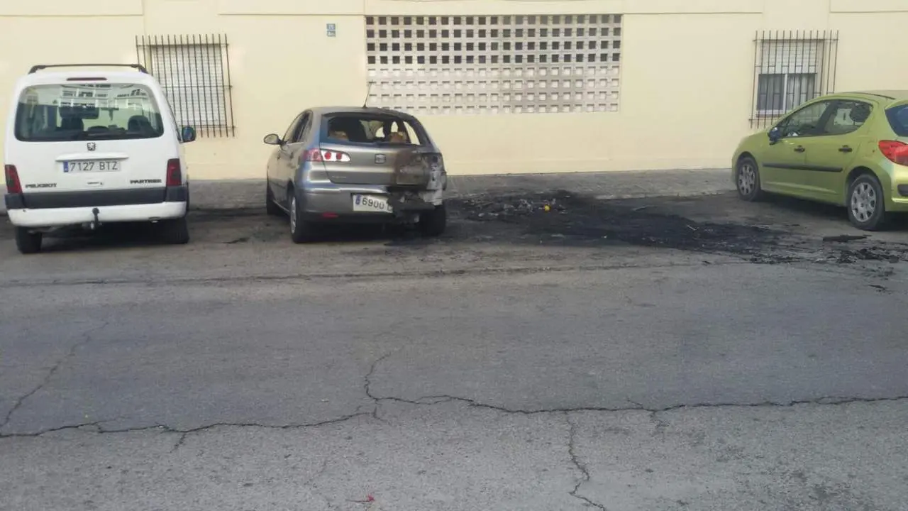 Uno de los vehiculos calcinado - S. L.