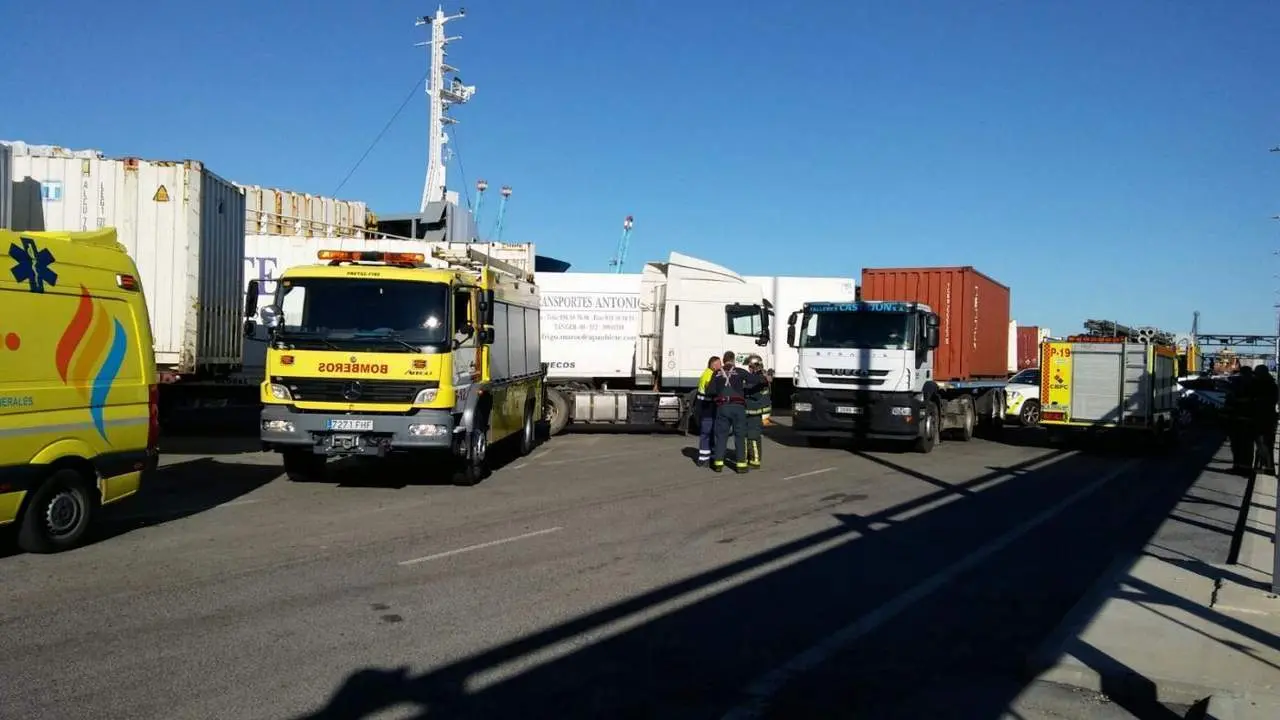 Rescate del inmigrante por Bomberos. - AI