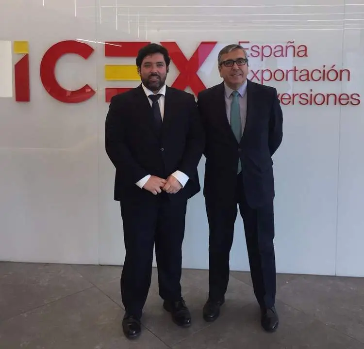 Antonio Enamorado, alcalde de Lora del R&iacute;o junto a Jos&eacute; Carlos Garc&iacute;a director de la oficina ICEX-&lsquo;Invest In Spain&rsquo; - 