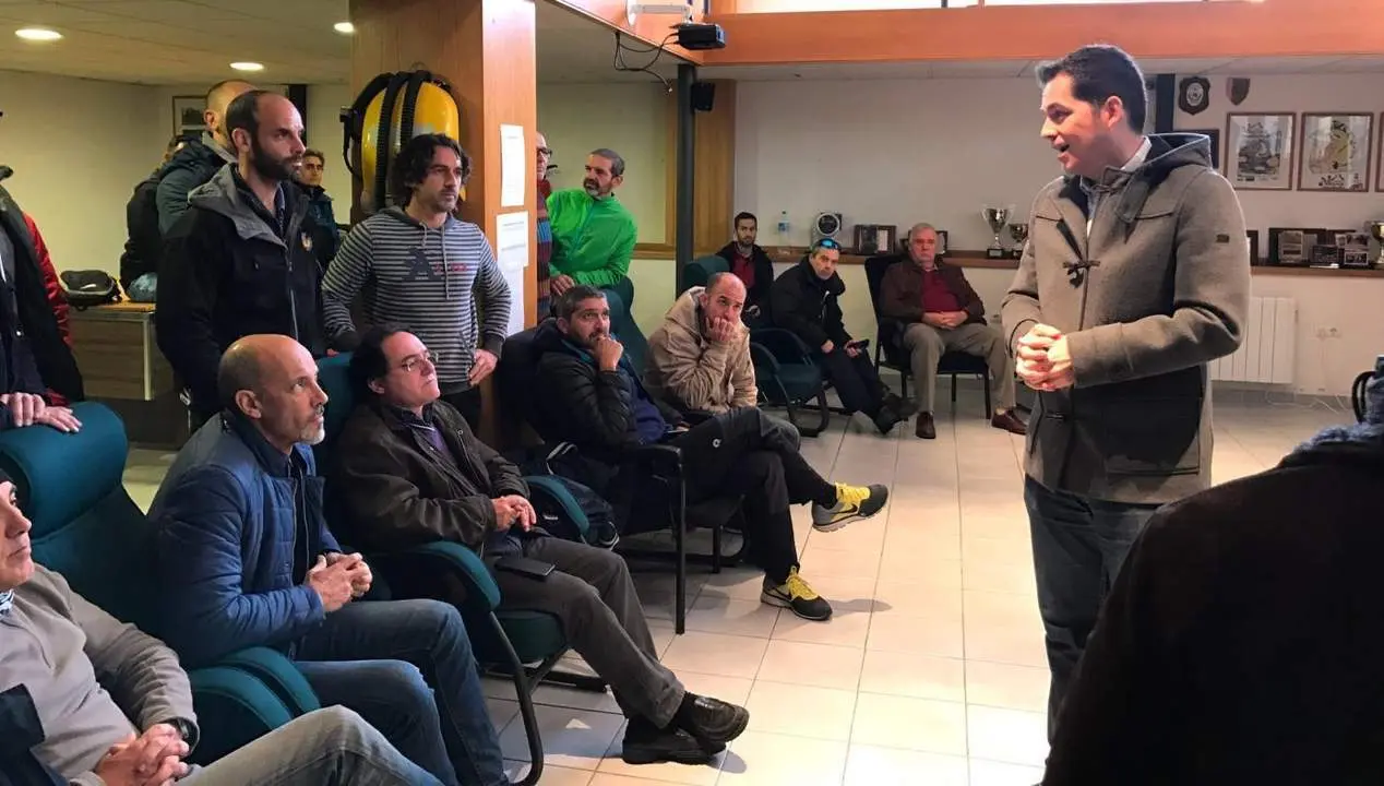 El viceportavoz, Alejandro Carballo, en una reuni&oacute;n con los bomberos - C'S