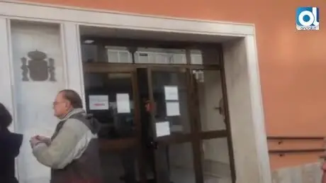 Pocos vecinos apoyan al alcalde a su llegada al juzgado