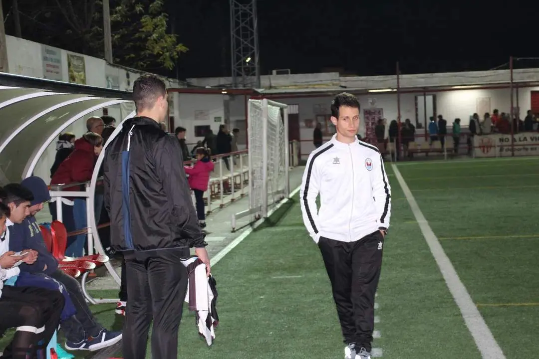 El t&eacute;cnico alcoleano Ismael Romero pensativo de uno de los partidos disputados - La Vega Comunicaci&oacute;n