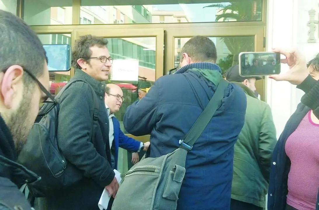 Alcalde entrando en los juzgados. - Viva