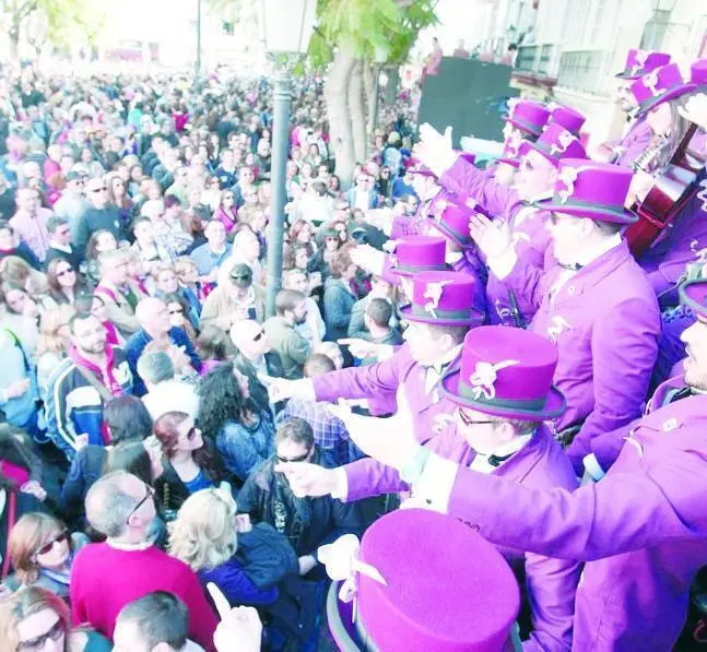 El ambiente es multitudinario. - Viva