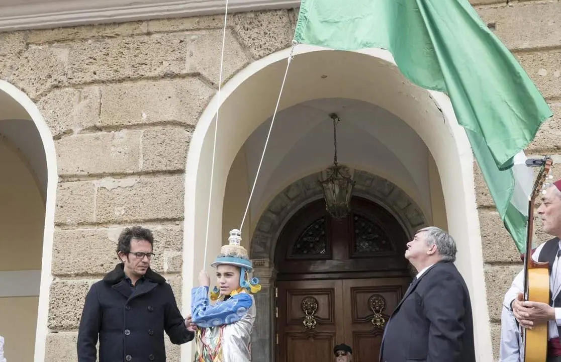 Izada bandera.  - MF