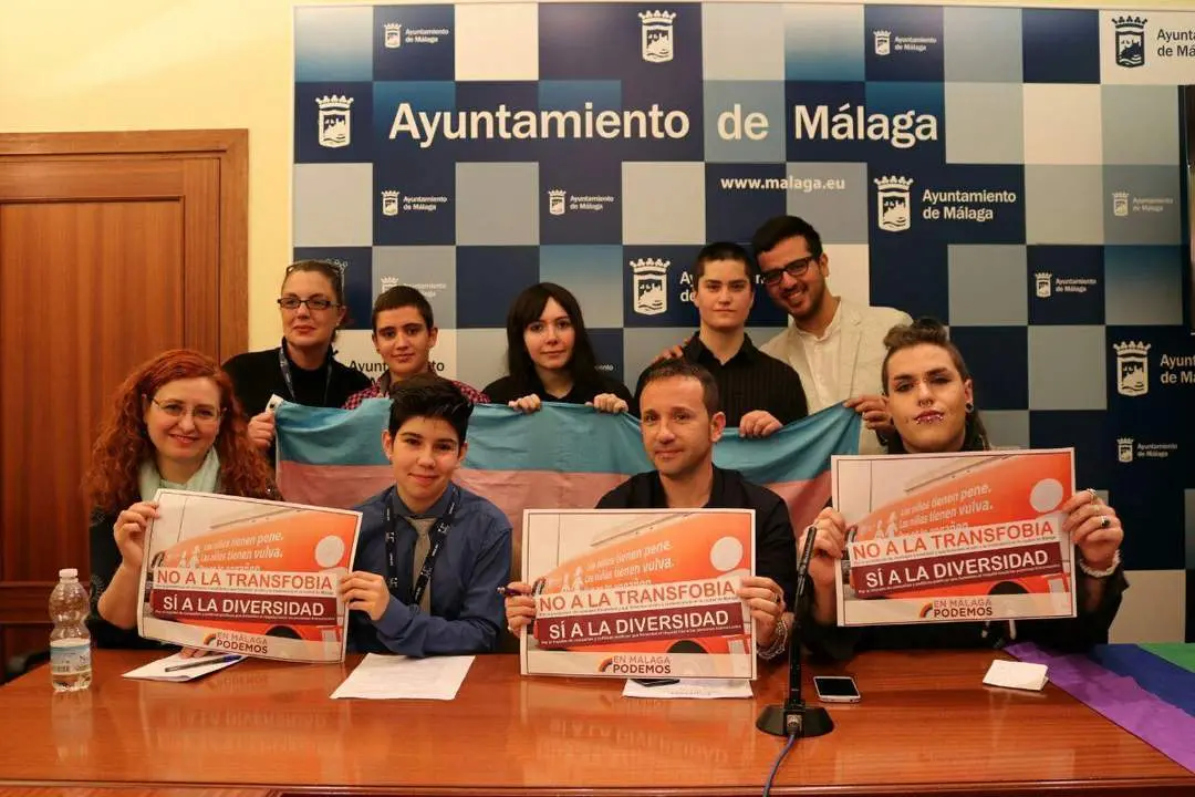 El edil no adscrito Juanjo Espinosa y miembros de Transhuellas - PODEMOS