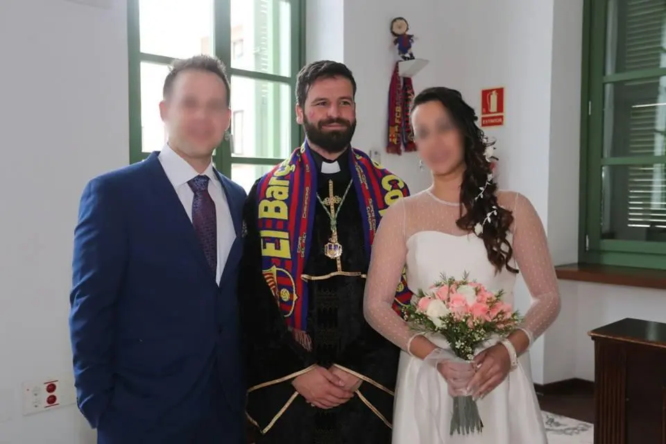 BOTELLA DISFRAZADO DE SACERDOTE - FB