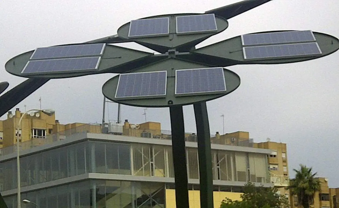 Uno de los &aacute;rboles solares instalados - Blog Monteseir&iacute;n