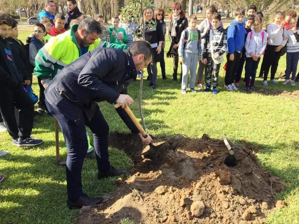 El alcalde, Juan Franco, planta un &aacute;rbol - AI