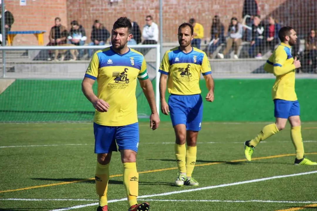 Jos&eacute; Manuel Naranjo, Jos&eacute; Esteban y Sergio Rojas en un lance del partido - La Vega Comunicaci&oacute;n