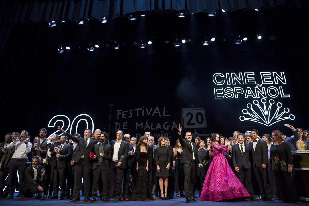 Foto de familia premiados en el Teatro Cervantes - EFE/Daniel P&eacute;rez