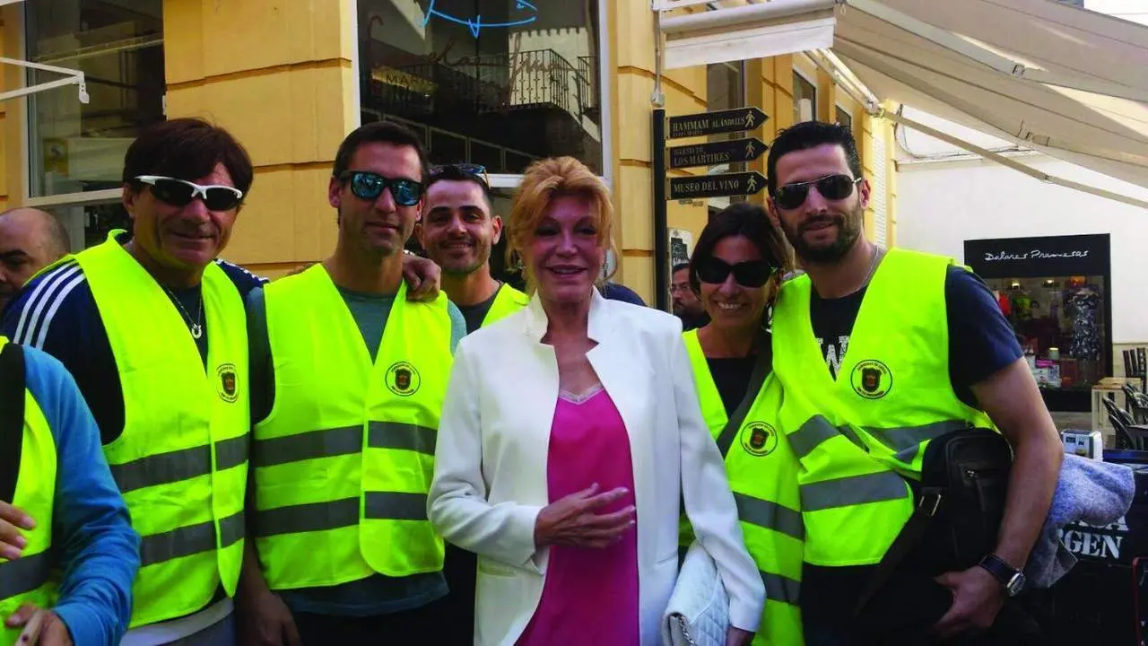 Carmen Cervera con algunos efectivos de bomberos  - BOMBEROS EN LUCHA