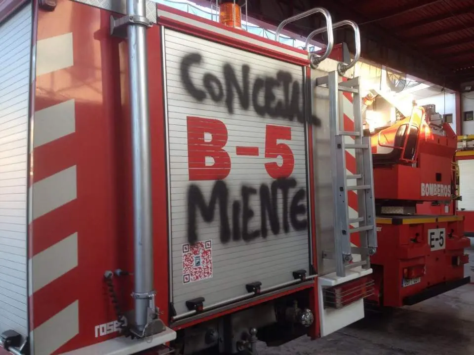 Pintadas en veh&iacute;culos de bomberos - VIVA M&Aacute;LAGA