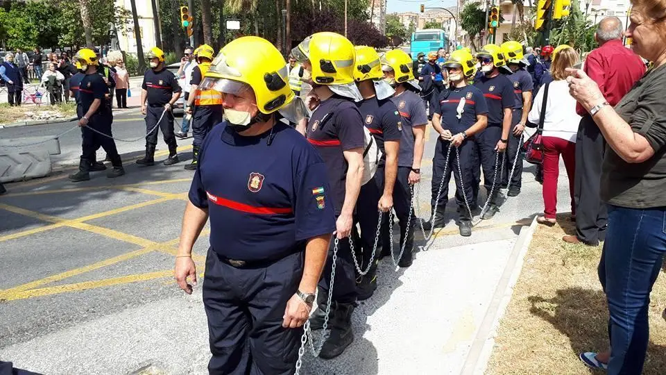 Bomberos encadenados y con cintas en la boca - VIVA M&Aacute;LAGA