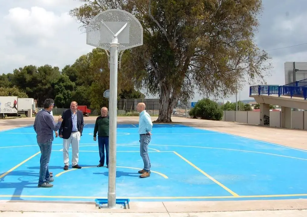 El nuevo campo de baloncesto cuenta con pintura antideslizante.- A.I  - 