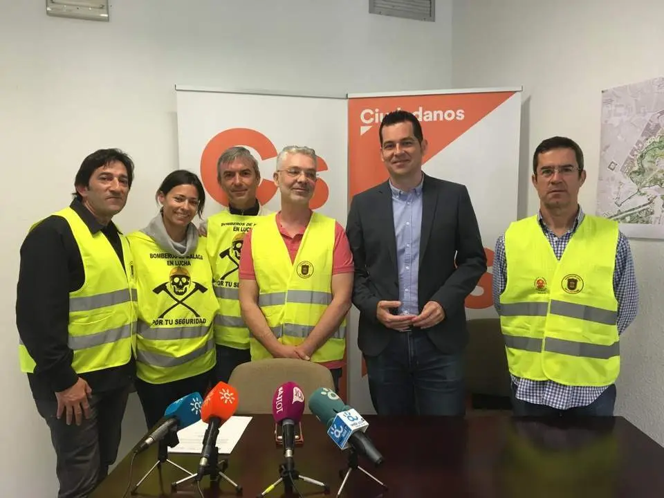 El viceportavoz de Cs, Alejandro Carballo, con los bomberos - VIVA M&Aacute;LAGA