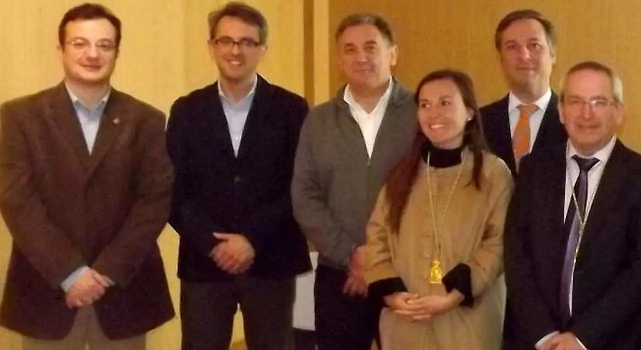 Cano, a la derecha, junto a Sanch&iacute;s, tras tomar posesi&oacute;n - CACOA