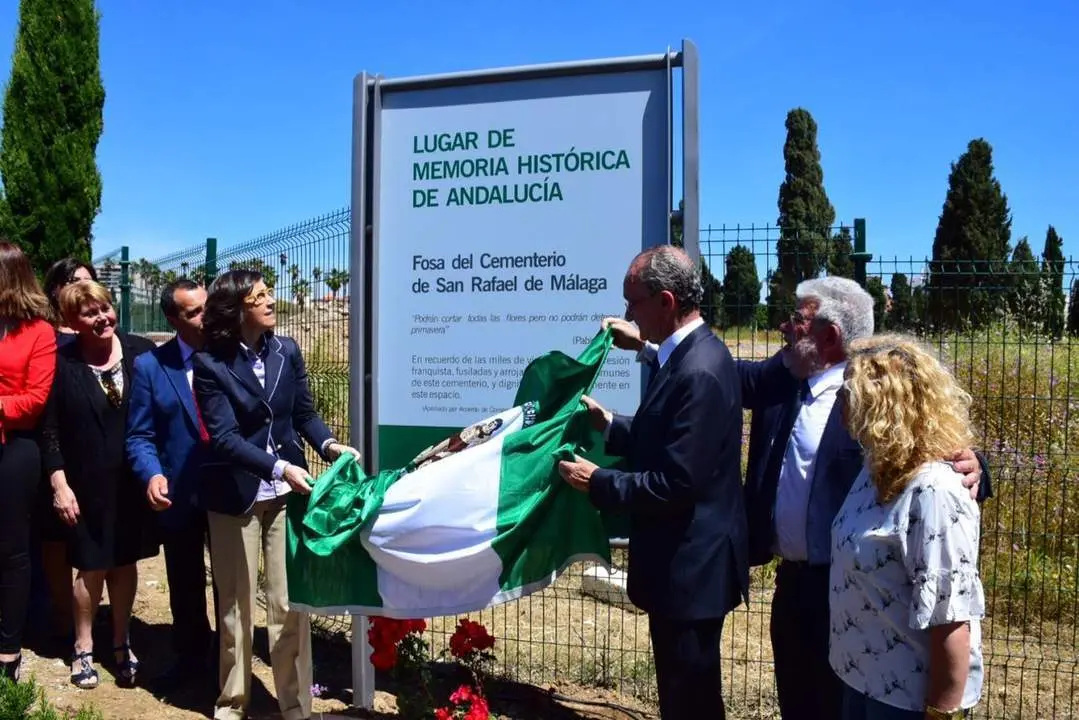 Aguilar y de la Torre descubren el monolito en San Rafael - JUNTA