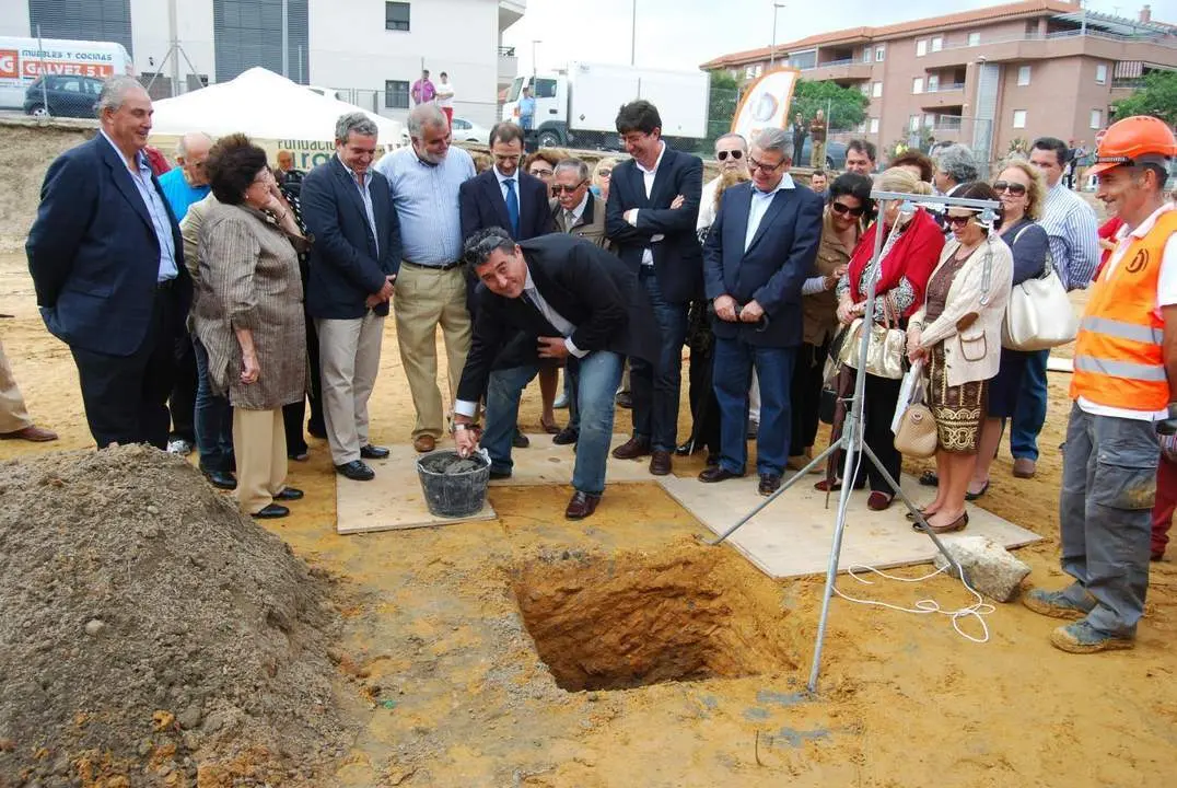 El gerente de Belc&oacute;n, Manuel Dom&iacute;nguez, en la colocaci&oacute;n de la primera piedra. - C. Cruz