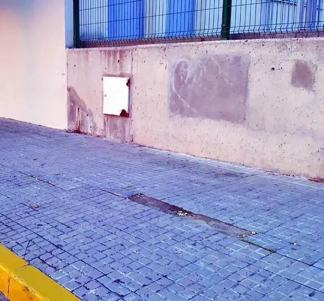 Socav&oacute;n en la puerta del colegio La Florida - B. G. S. 