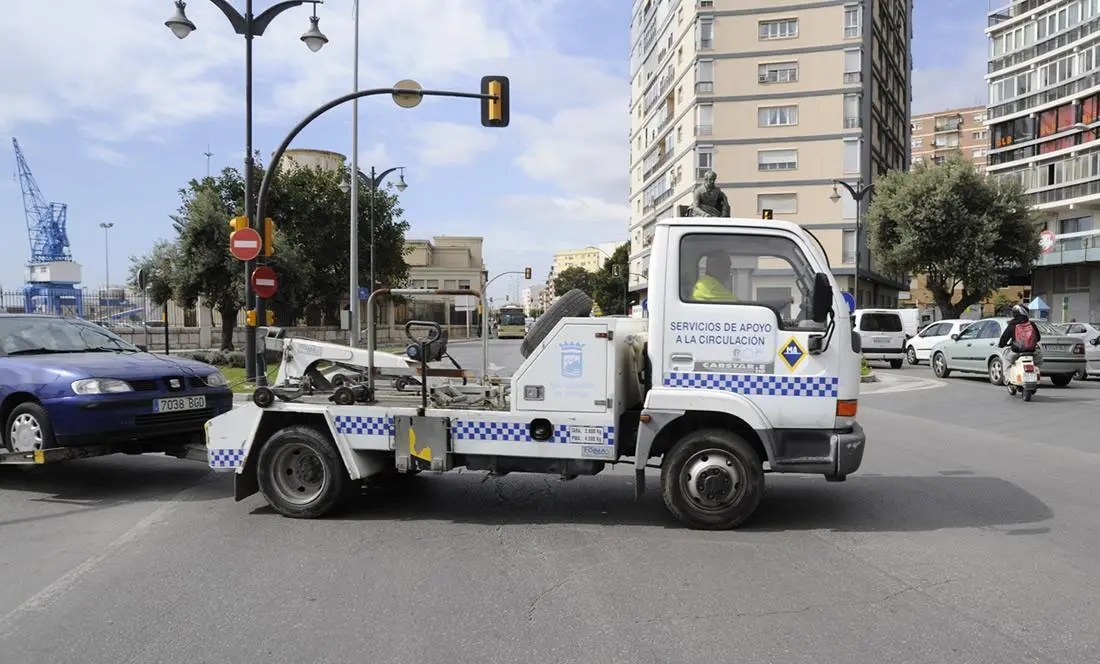el coche fue retirado por la gr&uacute;a - vm