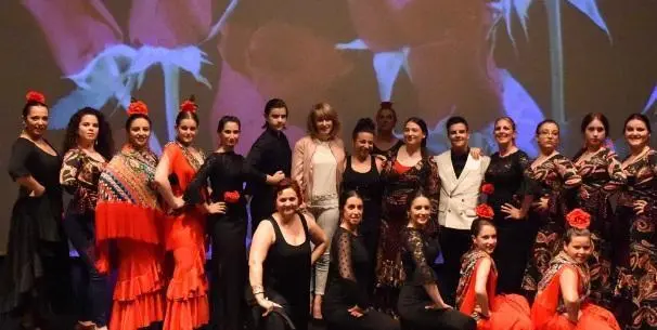 Pintor junto a Sabarea y algunas alumnas.-A.I - 