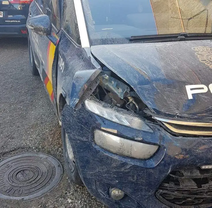 Coche policial embestido, foto de archivo.- - AI