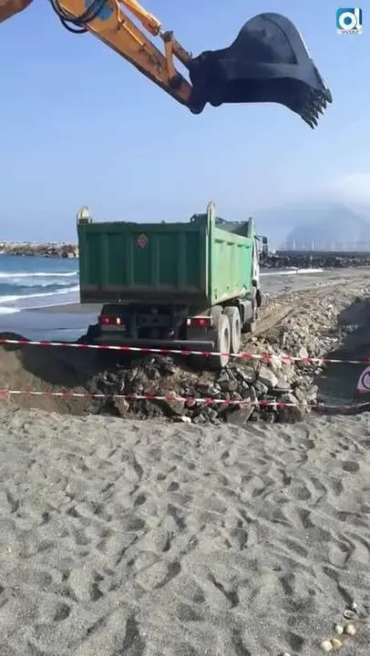 Verdemar denuncia el vertido de residuos en la playa de la Atunara