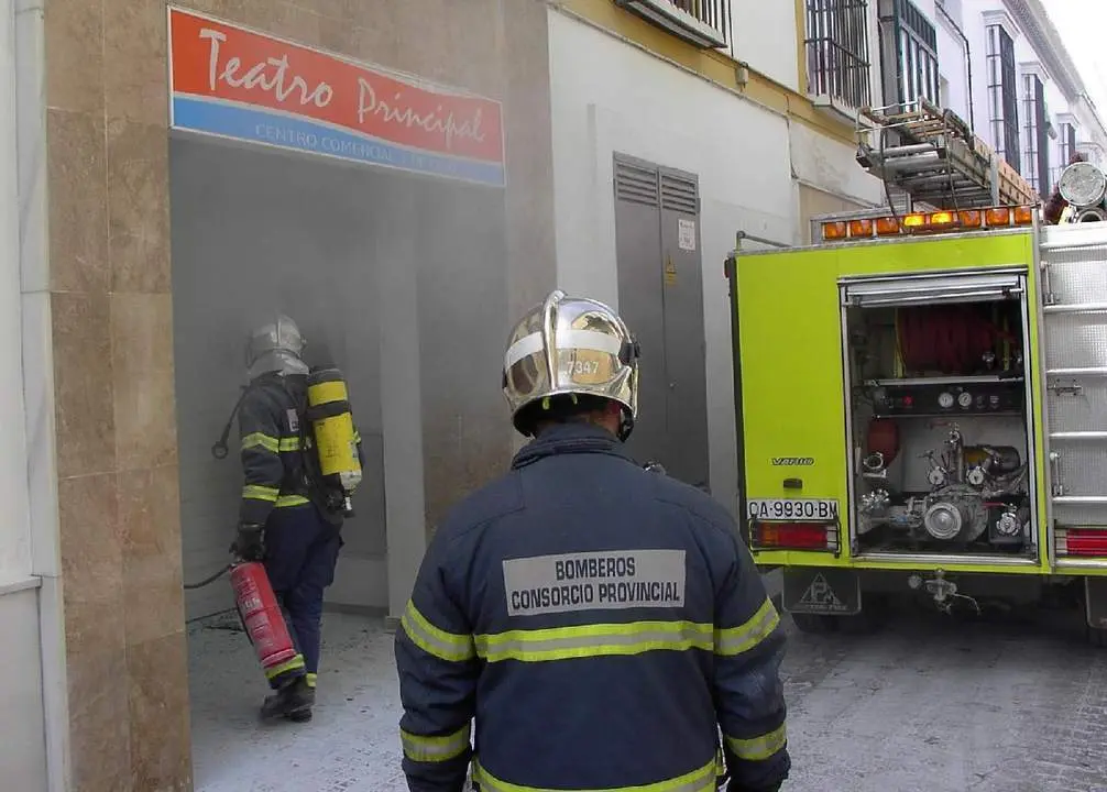 Bomberos act&uacute;an en un incendio. - Archivo.