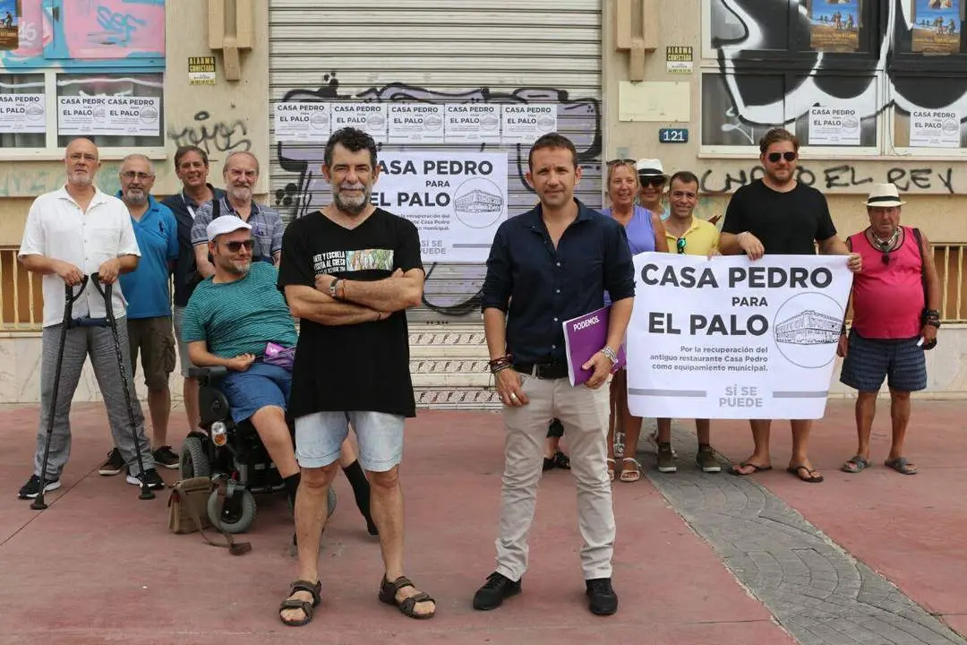 Vecinos de El Palo y Espinosa, ante Casa Pedro.  - VM
