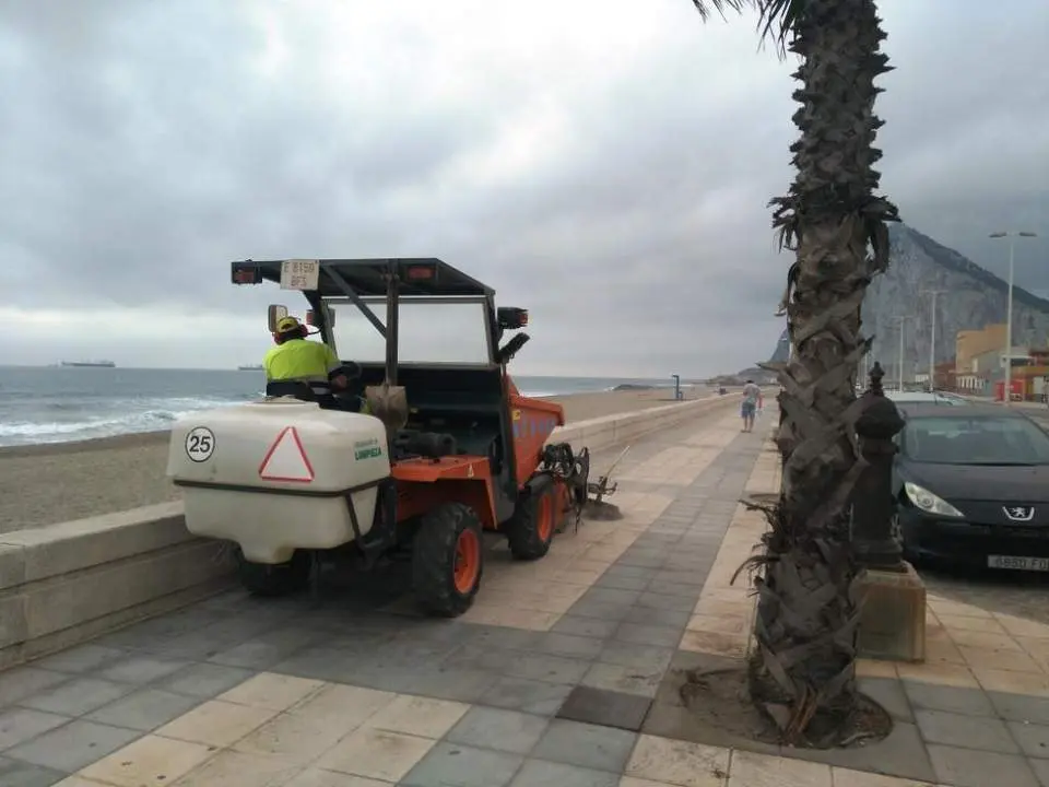 Limpieza en paseo mar&iacute;timo.-AI  - 